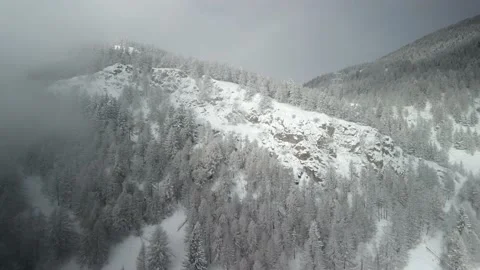 Panoramic view, snowy mountain landscape after a heavy snowfall. Winter season. 库存影片 239408072