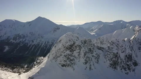 Panoramic View of Snowy Mountain Range Vidéo 331696767