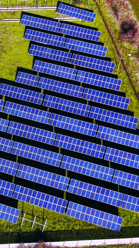 Panoramic view of solar panel array in rural field Vertical video. 動画素材 338007994