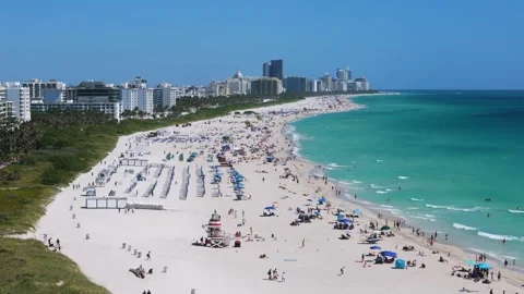 Panoramic view of South Pointe Beach on Miami Beach. Sunny day and area bustling Video stock 281936594