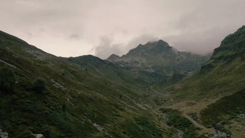 Panoramic view of Spadolazzo peak from the valley in Madesimo Vidéo 251552632