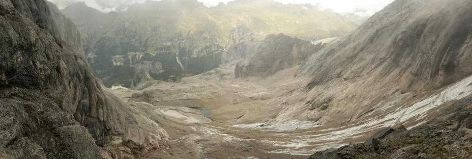 Panoramic view of steep limestone basin with glacial lake in Dolomites moun.. 스톡 사진