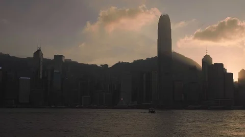 Panoramic View of a Stunning Orange Sunset in Hong Kong Central Victoria Harbour Stockbeeldmateriaal 129251313