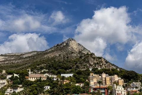 Panoramic view of the summit of Tte de Chien from the town of Cap-d'Ail. Foto stock