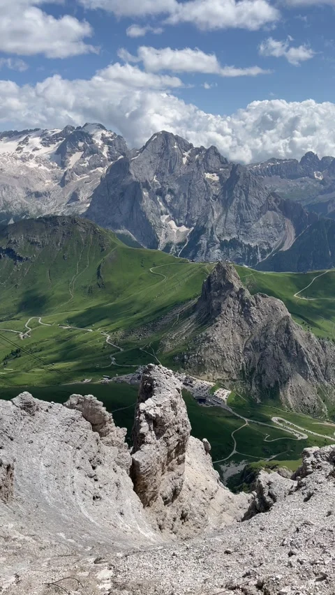 Panoramic view of sweeping valley and alpine mountain peaks Stockbeeldmateriaal 284463056