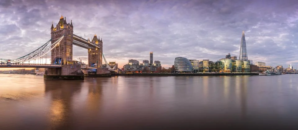 Panoramic view of Tower Bridge and River Thames with dramatic sky at sunrise, Foto stock