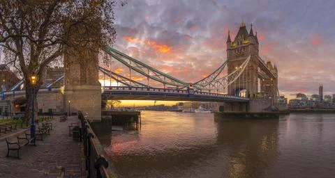 Panoramic view of Tower Bridge and River Thames with dramatic sky at sunrise, 스톡 사진