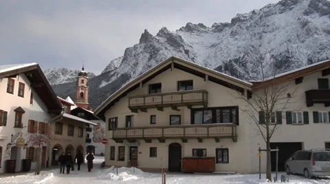 Panoramic view of the town of Mittenwald, bavaria, Germany in winter. 動画素材 32906932