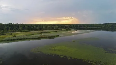 Panoramic view of tranquil river flowing through lush greenery, reflecting the Foto stock