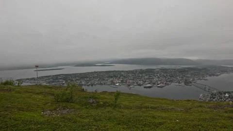 Panoramic view of Tromso city island and bridge with red beacon on mountain top Vidéo 341697328
