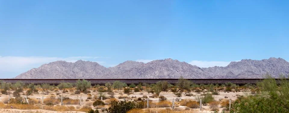 Panoramic view of the US-Mexico border wall in the Sonoran Desert. Fotos de archivo