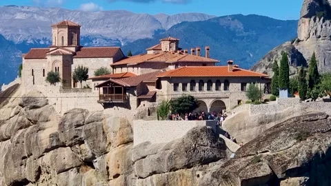Panoramic view of Varlaam Monastery with tourists at Meteora rocks. 스톡 동영상 331403394