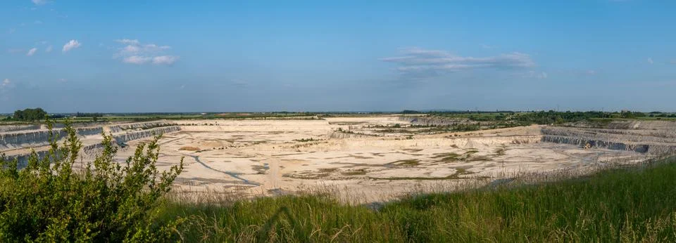 Panoramic view of a vast open pit white stone mine with a green surroundings Stock-Fotos
