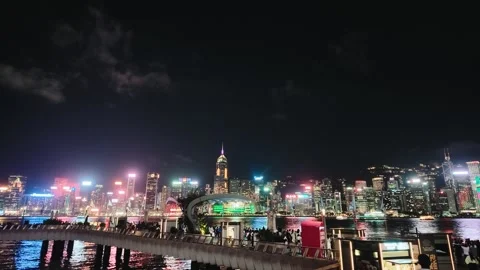 A panoramic view of the vibrant and bustling Hong Kong skyline at night, with 库存影片 338280385