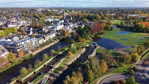 Panoramic view of Vilaine river, the town of Cesson Sévigné and Saint-Martin Vídeo Stock 331065402