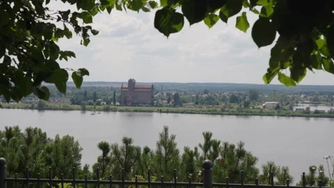 Panoramic view of the Vistula River from a high bank in Plock with green trees 库存影片 331502065