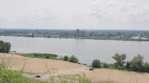 Panoramic view of the Vistula River from a high bank in Plock with green trees Vidéo 331502108