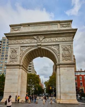 Panoramic view of Washington Square Park huge limestone arch with pedestrians Foto stock