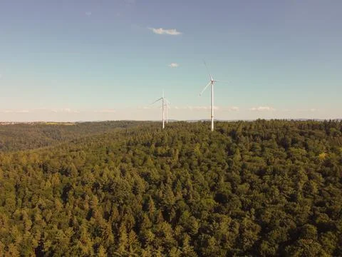 Panoramic view of wind farm or wind park, with high wind turbines for generatio Foto stock