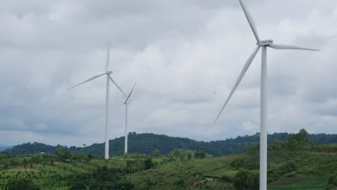 Panoramic view of wind turbines with beautiful landscapes and blue sky. Vídeo Stock 204971461