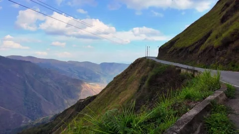 Panoramic View of Winding Mountain Road and Deep Green Valley in Venezuela Stockbeeldmateriaal 333040628