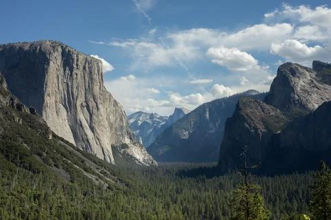 Panoramic view of Yosemite Valley Loop Trail from Tunnel View with Half Dom.. 스톡 사진
