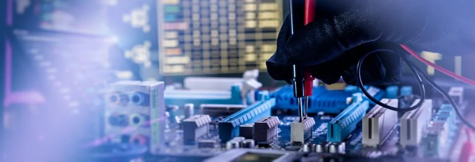 Panoramic web banner of IT technician testing computer motherboard with multi 库存照片