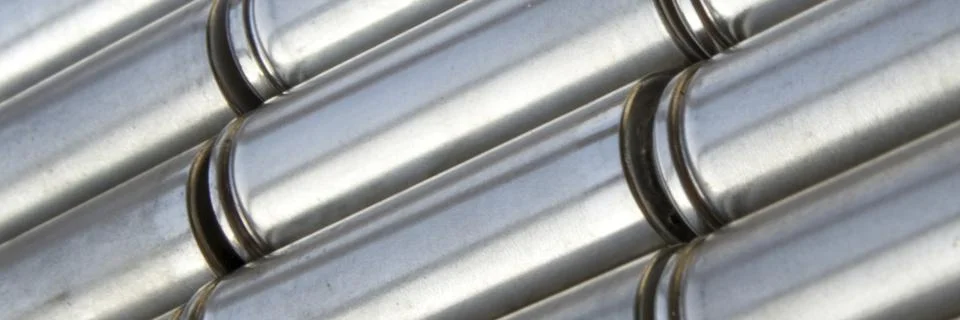 Panoramic web header banner. Angled view of the disassembled lithium ion form Foto stock