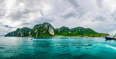 Panoramic wide-angle view of Ko Phi Phi island in Thailand from the sea, su.. Stock-Fotos
