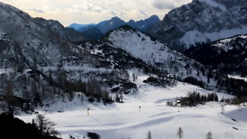 Panoramically view over ski slope with skiers and surrounding mountains Vidéo 141226098