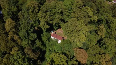 Panoromablick aus der Luft auf den Kalvarienberg und Burgstall Zusameck auf dem Stock-Footage 335991844