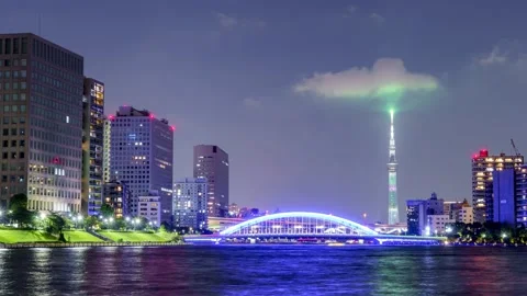 PanRight Sumida River Night View Timelapse, Tokyo Skytree and River Traffic 库存影片 334558746