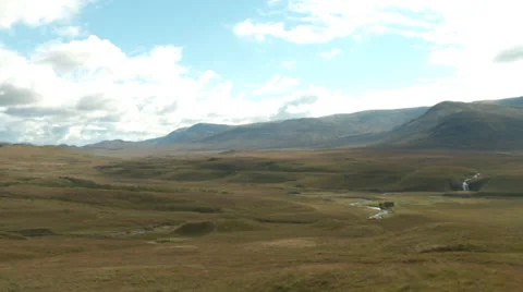 Pans across the  Scottish highlands 库存影片 33387236