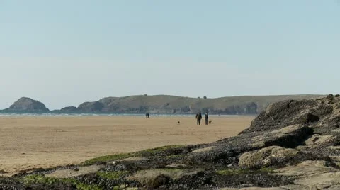Pans of a beach at lowtide in cornwall Video stock 21890304