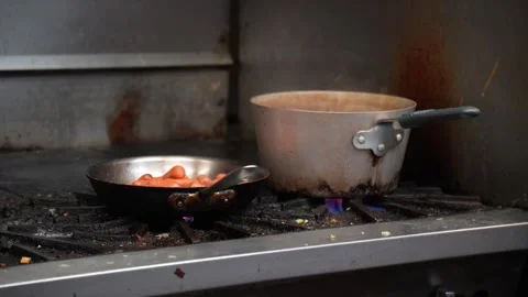 Pans on a stovre Vídeos de archivo 313858369