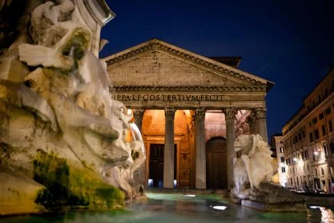 Pantheon at night, seen from between statues of a fountain 스톡 사진