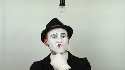 Pantomime thinks over the idea Video stock 86200628