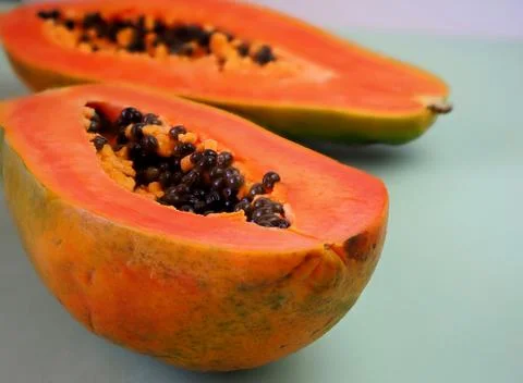 Papaya fruit cut in half. Pulp and seeds 库存照片