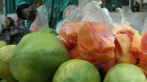 Papaya for sale Stock Footage 80932513