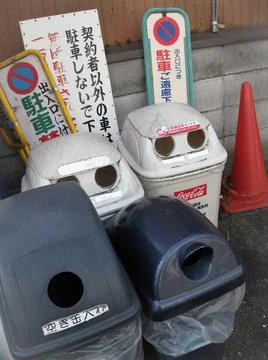 Papeleras de reciclaje con inscripciones japonesas - Recycle bins with Japanese  Stock Photos