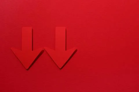 Paper arrows on red background, flat lay. Space for text Foto stock