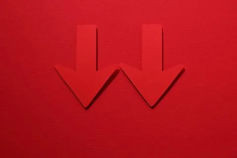 Paper arrows on red background, flat lay Foto stock