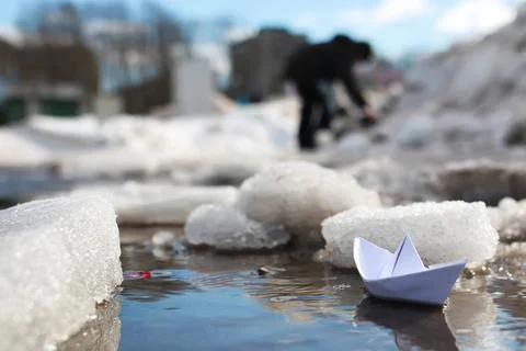 Paper boat in a pool various objects of the spring season in the best of t... Foto stock