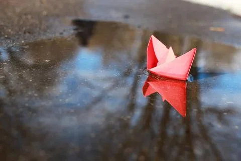 Paper boat in a pool various objects of the spring season in the best of t... Foto stock