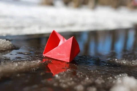 Paper boat in a pool various objects of the spring season in the best of t... Foto stock
