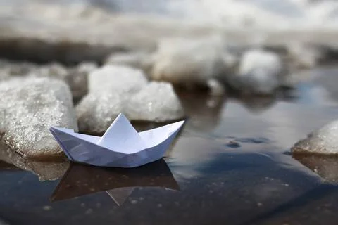 Paper boat in a pool various objects of the spring season in the best of t... Foto stock