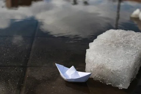 Paper boat in a pool various objects of the spring season in the best of t... Foto stock