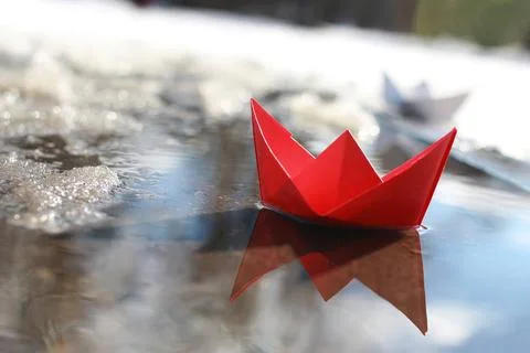 Paper boat in a pool various objects of the spring season in the best of t... Foto stock