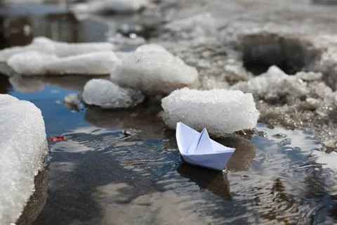 Paper boat in a pool various objects of the spring season in the best of t... Foto stock