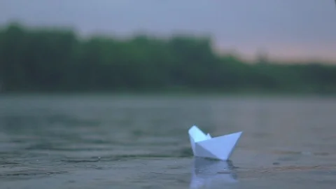 Paper boat in the rain Video stock 93780555